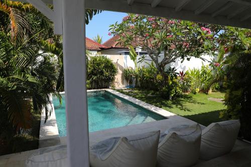 una piscina en un patio al lado de una casa en Villa Tom & Lucie Bingin Beach, en Uluwatu