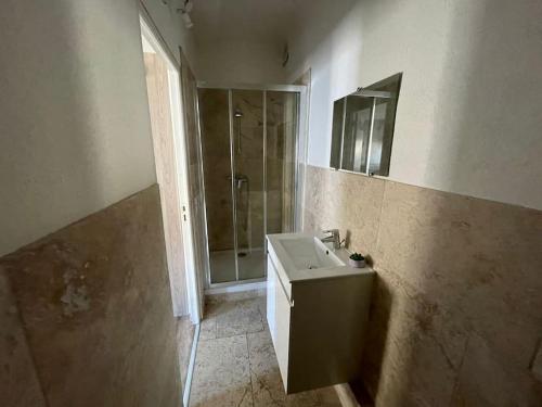 une salle de bain avec un lavabo et une douche dans l'établissement Grand Studio à 100m des plages, à Toulon