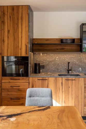 Alpenzauber Apartments by Montevivaにあるキッチンまたは簡易キッチン