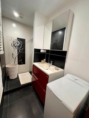 La petite salle de bains est pourvue d'un lavabo blanc et d'un miroir. dans l'établissement La Maison de Sainte-Eulalie, à Roubia