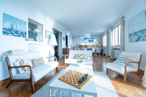 un salon avec un échiquier sur une table dans l'établissement Panorama d'Azur I Vue mer & 13 personnes, à Brest