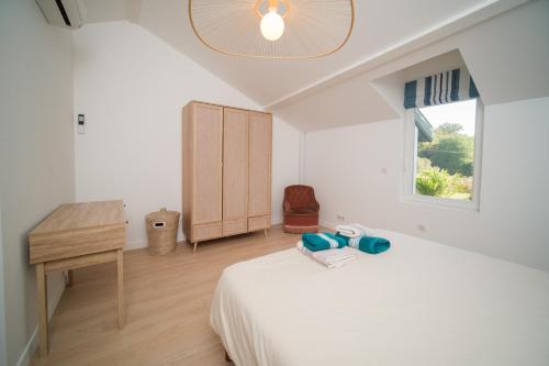 une chambre avec un lit, un bureau et une fenêtre dans l'établissement Villa Fortune - 11 couchages - Piscine & Tennis, à Bayonne