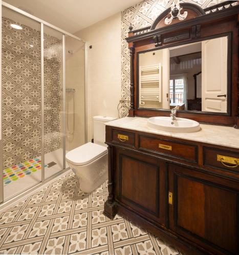 a bathroom with a sink and a shower and a toilet at Apartamento con PARKING- Altior - Catedral Homes in Ávila