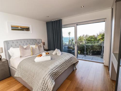 Un dormitorio con una cama con vista al mar. en 2 Remera, en St Ives