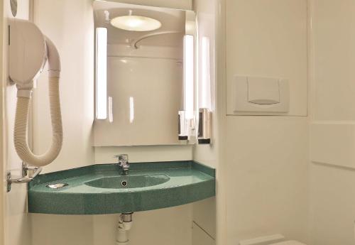 Ένα μπάνιο στο B&B HOTEL Les Sables-d'Olonne Centre Gare
