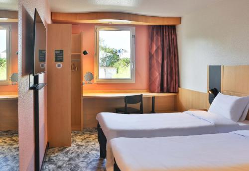 Ένα ή περισσότερα κρεβάτια σε δωμάτιο στο B&B HOTEL Les Sables-d'Olonne Centre Gare