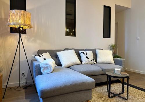 un salon avec un canapé bleu et une lampe dans l'établissement French Loft - Central & Comfy, à Annecy