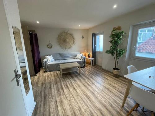 une chambre avec un lit et une table dedans dans l'établissement Beau Studio à 100m des plages, à Toulon