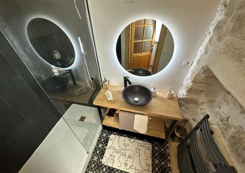 une salle de bain avec un lavabo et deux miroirs dans l'établissement French Loft - Central & Comfy, à Annecy
