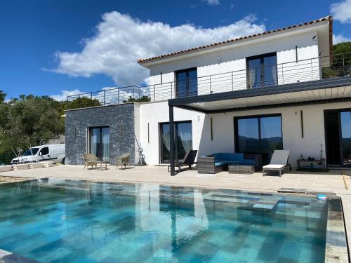 une villa avec piscine et une maison dans l'établissement Belletoile, à Montauroux