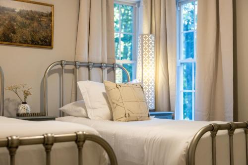 琼斯伯勒Sink into the Luxe Corner Tub at an Upscale, Spacious Home的有两张床和一扇窗户的卧室