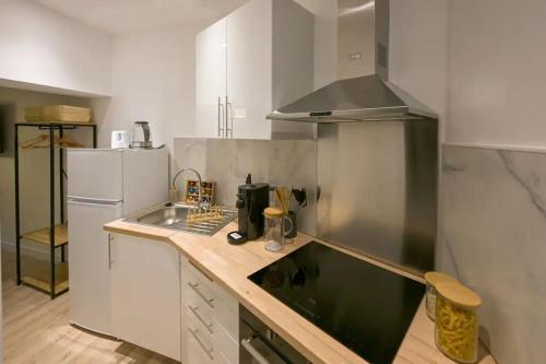 a kitchen with a sink and a refrigerator at La Petite Parenthèse -Studio - Bain à Bulles - 250m plage in Étretat