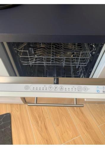 an oven with a tv on top of it at Appartement indépendant refait a neuf avec jacuzzi et terrasse privative proximité gare in Viarmes
