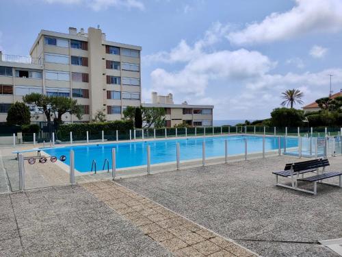 une grande piscine devant un immeuble dans l'établissement A3 - 2 BDR Sea View 10 min Beach - Parking, Pool & Terrace, à Antibes