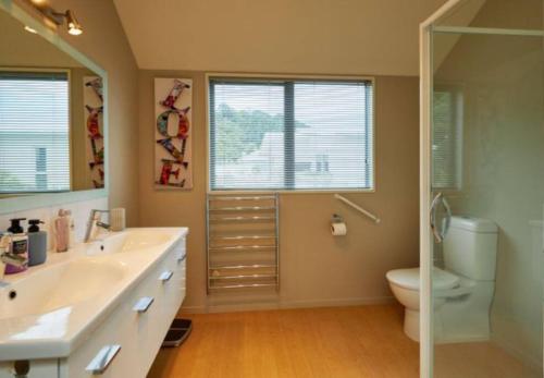 Ένα μπάνιο στο Seaside Serenity