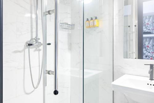 Bilik mandi di Roma Luxus Hotel