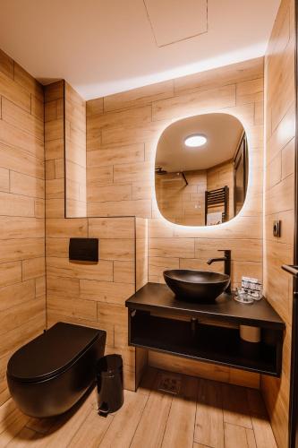 Bilik mandi di Motel Oasis