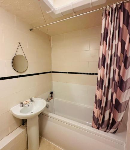 Gallery image of Double room in Cannon Park shopping center & free parking in Coventry