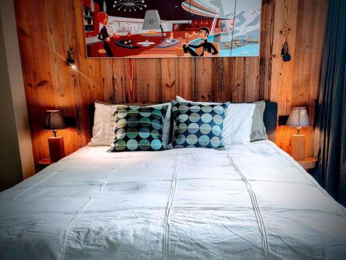 une chambre avec un grand lit avec des oreillers dans l'établissement Chalet Petit Chappelle, à Chamonix-Mont-Blanc