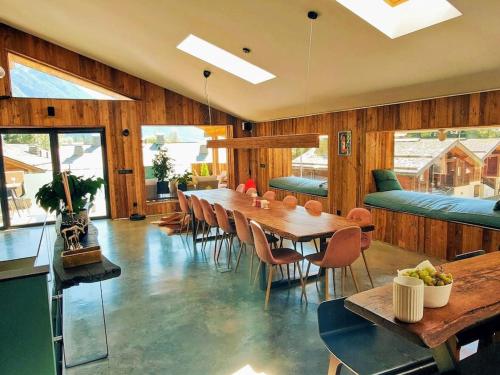 une grande salle à manger avec une longue table et des chaises dans l'établissement Chalet Petit Chappelle, à Chamonix-Mont-Blanc