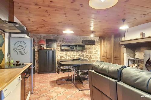 Una cocina con encimera y mesa en una habitación. en La Ferrandaise, en Chambon-sur-Lac