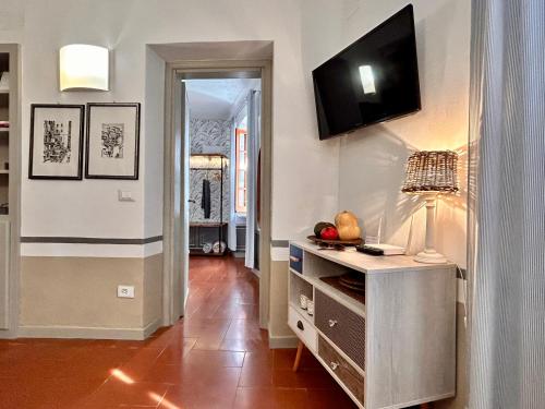 Una sala de estar con un televisor en la pared. en Compagnia del mare, Cinque terre Full Apt X 2, centro storico,5 minuti dal mare!, en Riomaggiore