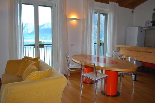 Ruang duduk di Attico Con Grande Terrazza vista Lago