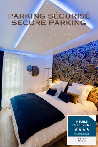 - une chambre avec un lit et un panneau indiquant le service de parking dans l'établissement Résidence Champenoise Lancelot Rouyer ST RÉMY, à Épernay