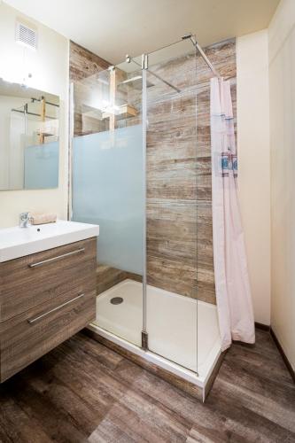 une salle de bain avec douche et lavabo dans l'établissement Studio cosy au cœur d'Honfleur, à Honfleur