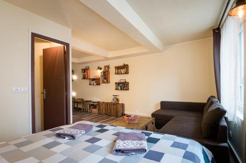 un salon avec un lit et un canapé dans l'établissement Studio cosy au cœur d'Honfleur, à Honfleur