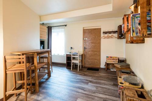 Cette chambre dispose d'une table, de chaises et d'un bureau. dans l'établissement Studio cosy au cœur d'Honfleur, à Honfleur