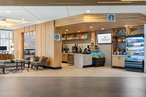 a restaurant with aasteryasteryasteryasteryasteryasteryasteryasteryasteryasteryasteryastery at Sheraton Suites Chicago O'Hare in Rosemont