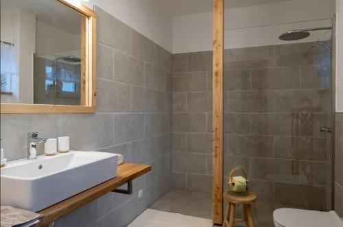 a bathroom with a sink and a shower at Hof zum Kleinod - Erholung für die ganze Familie im Wienerwald in Burgstall