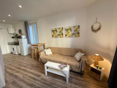 un salon avec un canapé et une table dans l'établissement Joli Studio RDC à 100m des plages, à Toulon