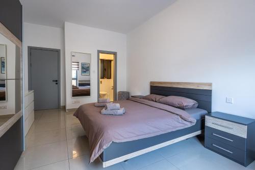 Llit o llits en una habitació de Spacious and stylish apartment