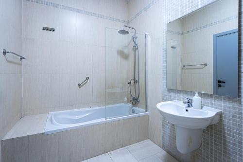 Bany a Spacious and stylish apartment