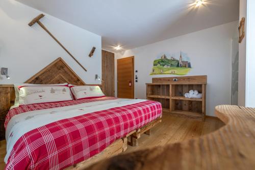Postel nebo postele na pokoji v ubytování Garnì Ladin