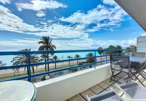 un balcon avec vue sur l'océan dans l'établissement Nestor&Jeeves - HORIZON PROMENADE - Central - Sea front, à Nice