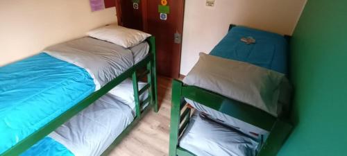 two bunk beds in a small room with at Hostel Cruz del Sur in Ushuaia