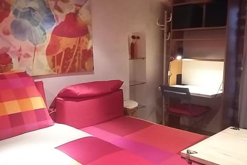 Ένα ή περισσότερα κρεβάτια σε δωμάτιο στο La chambre dans la roche