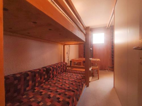 une chambre avec une rangée de chaises et une table dans l'établissement Grand studio divisible, pied des pistes à Valmorel, proche commerces - FR-1-356-408, à Valmorel
