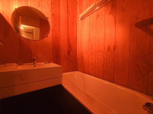 une salle de bain avec une baignoire, un lavabo et un miroir dans l'établissement Grand studio divisible, pied des pistes à Valmorel, proche commerces - FR-1-356-408, à Valmorel