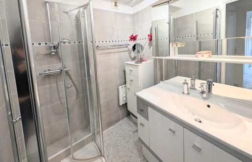 une salle de bain avec douche et lavabo dans l'établissement Ref FLEUR51 by Palmes dProperties, à Cannes