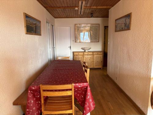 une salle à manger avec une table avec des chaises et un buffet dans l'établissement Spacieux appartement 8 pers, balcon sud, télésiège à 150m, animaux acceptés - Vieil Alpe - FR-1-405-37, à L'Alpe-d'Huez