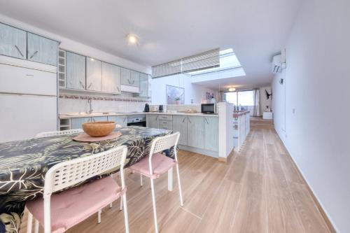 Sea View Colony Club 3 baths 2 bedroms 140m and beachside