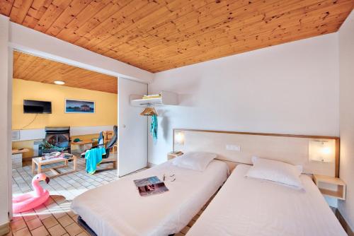 Postel nebo postele na pokoji v ubytování Village Club Kerlannic