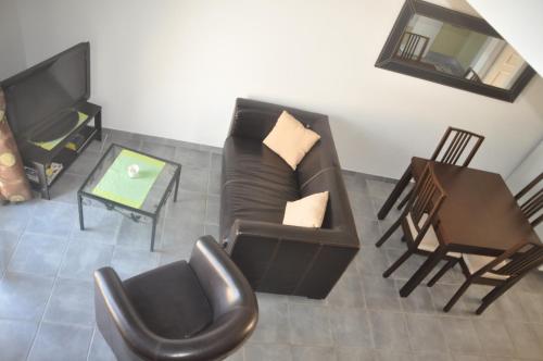 un salon avec un canapé et une table dans l'établissement appartement, climatisation, parking privée, terrasse, à Saintes-Maries-de-la-Mer