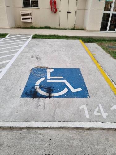 a blue handicapped sign in a parking lot at Conforto e paz de Ramos in Rio de Janeiro
