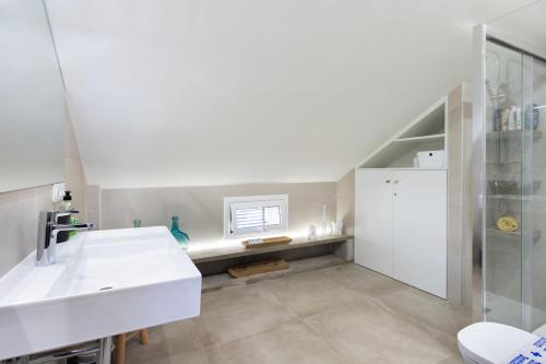 Home2Book Modern Design Seaview Apt, Pool&Terrace