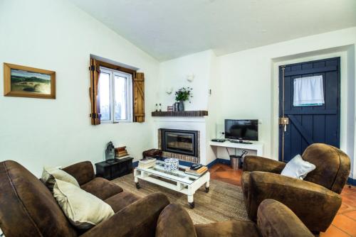 a living room with a couch and a coffee table at Casas de Juromenha in Juromenha